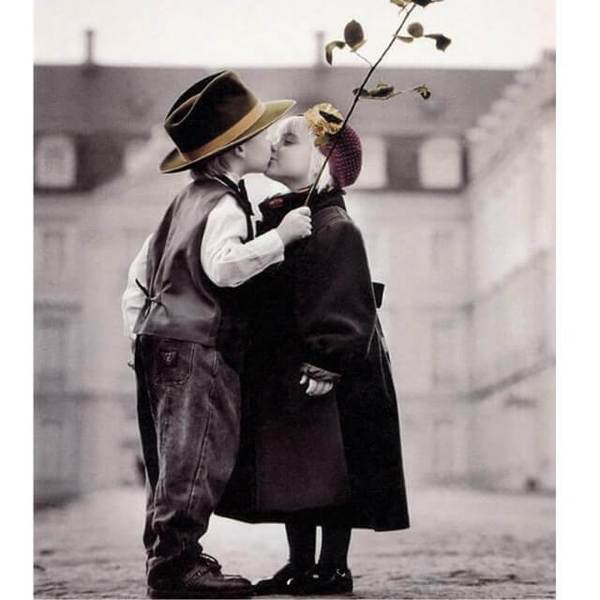 Little Girl and Boy Kissing - DIY Diamond Painting